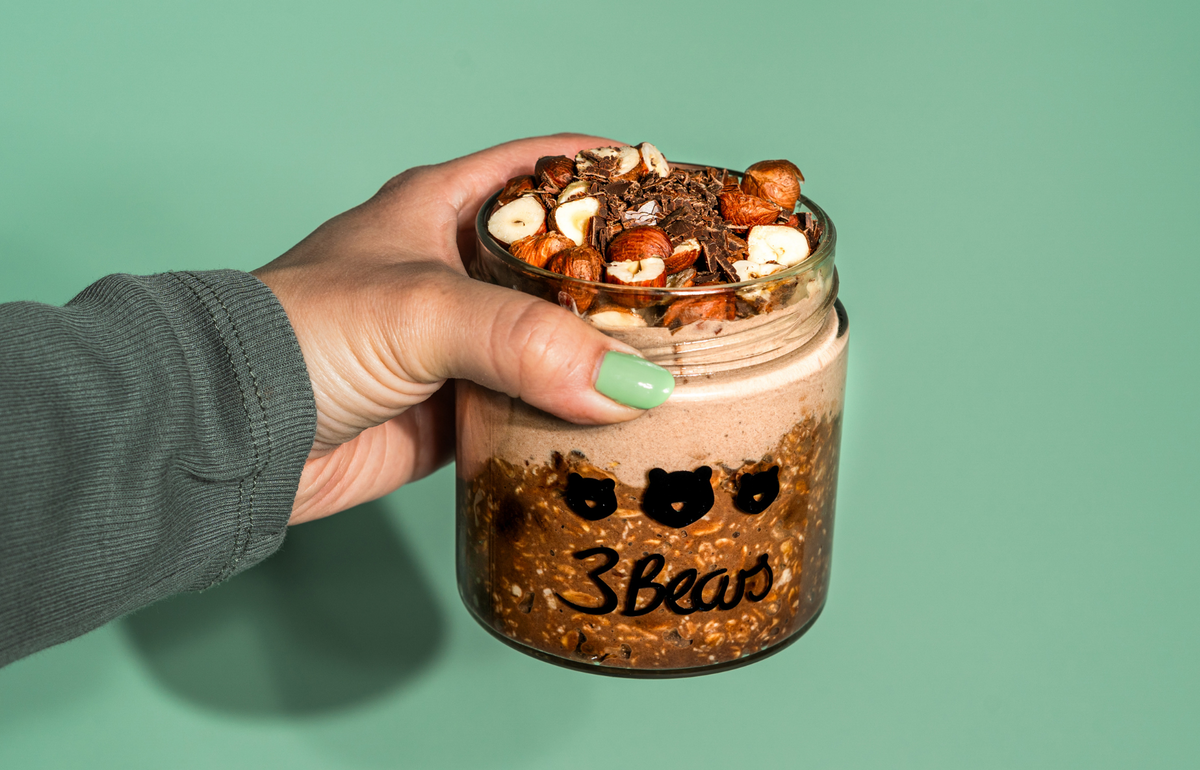 Dessert-Frühstück wie eine Nuss-Nougat-Praline: Haselnuss-Kakao Overnight Oats im Glas