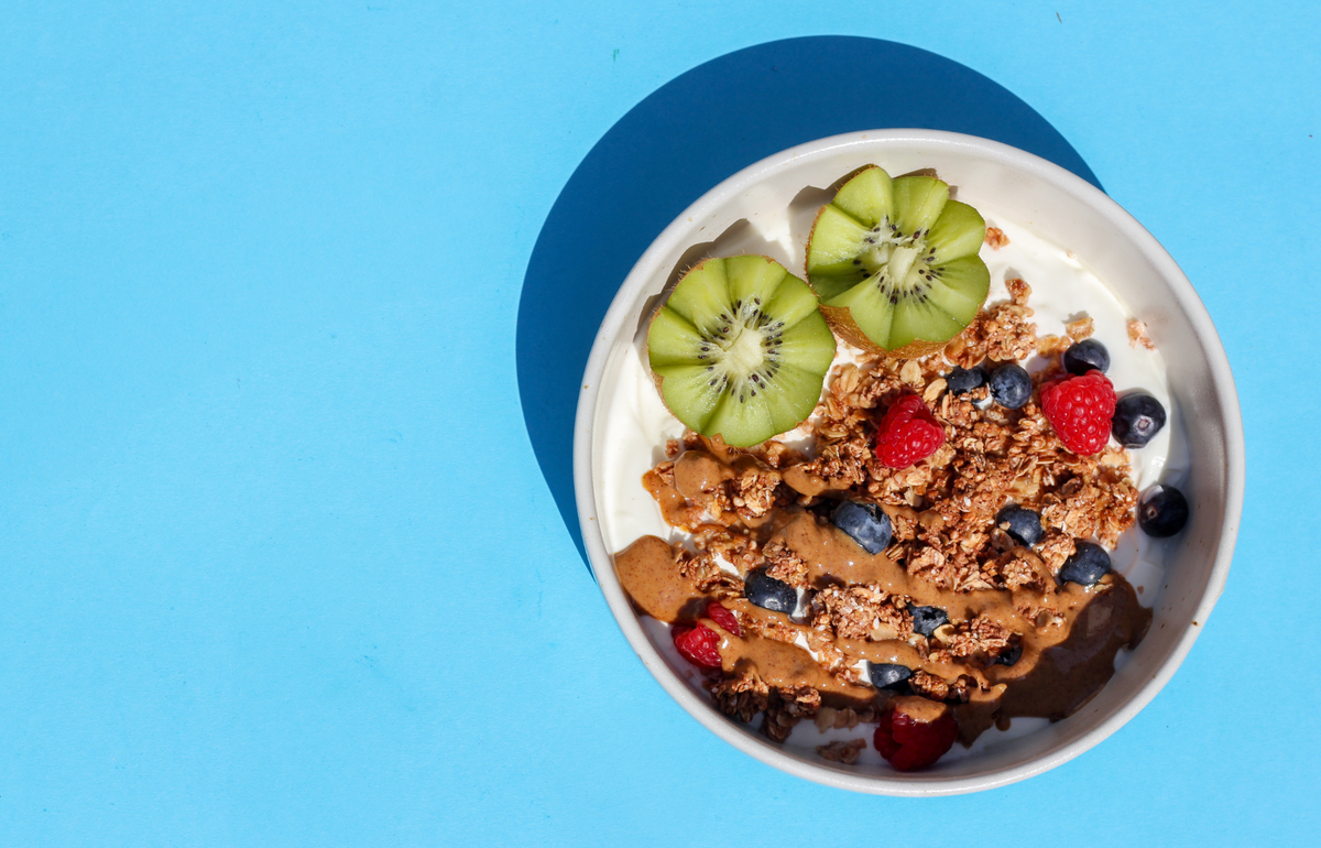 Cremig-nussige Joghurt-Bowl mit Knusper Topping