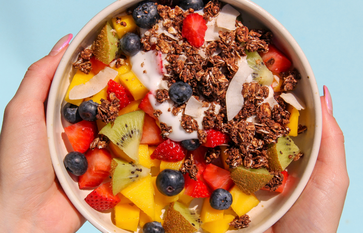 Frische Protein Skyr Bowl mit buntem Obst & Knusper-Topping