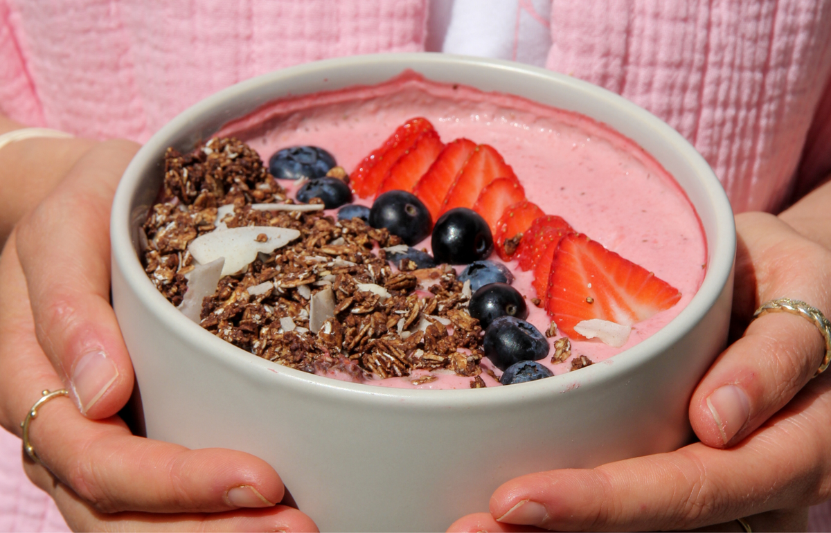 Vegane Pink Berry Smoothie Bowl mit Kokos-Kakao Granola & frischen Beeren
