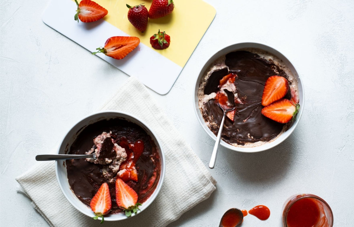 Overnight Oats mit flüssigem Erdbeerkern und knackiger Schokolade