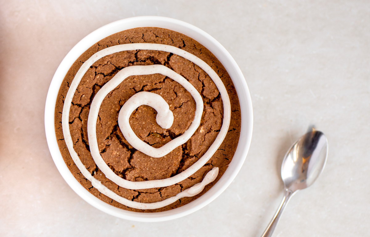 Cinnamon Roll Baked Oats mit flüssigem Kern