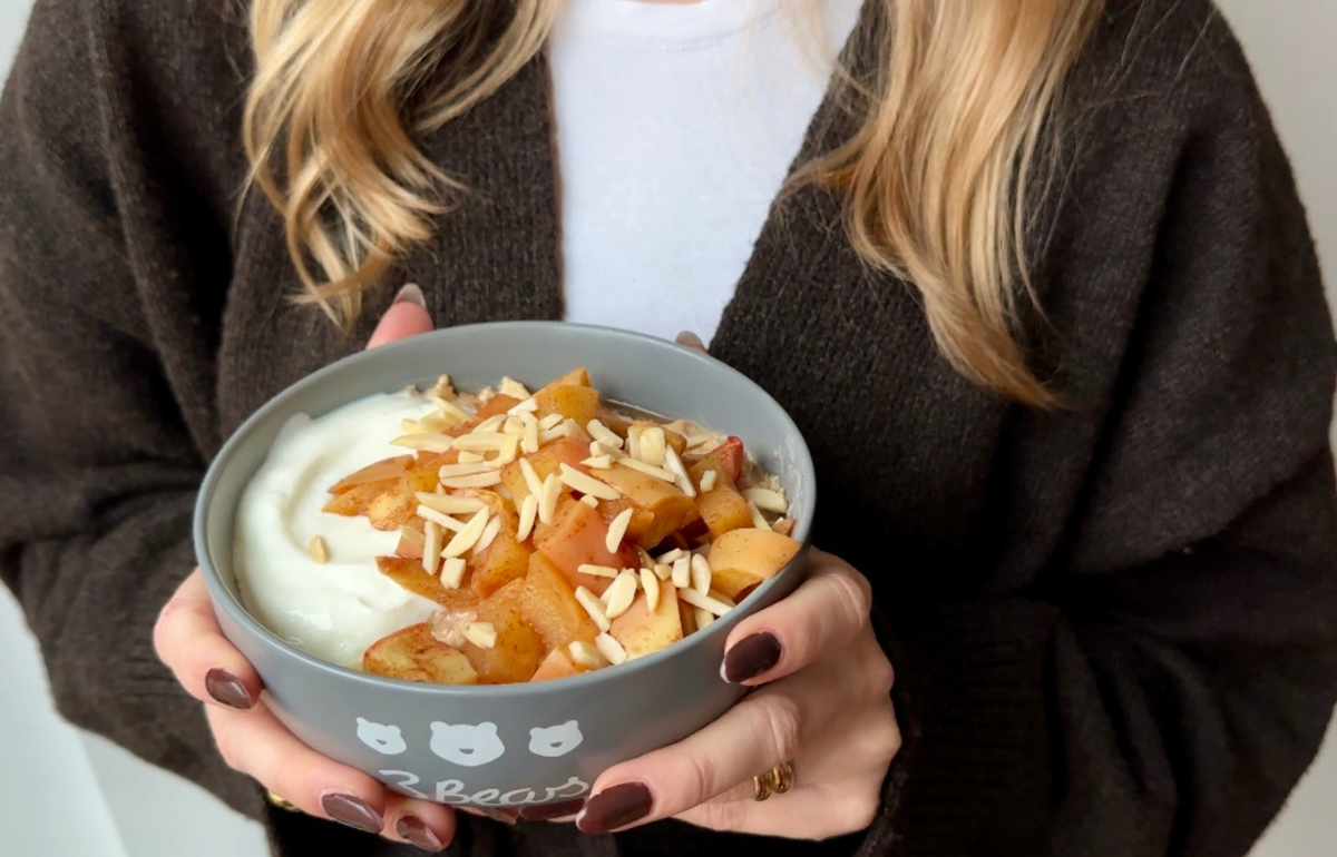 Tee-Porridge mit warmen Zimtäpfeln – wärmendes Frühstück für kalte Tage